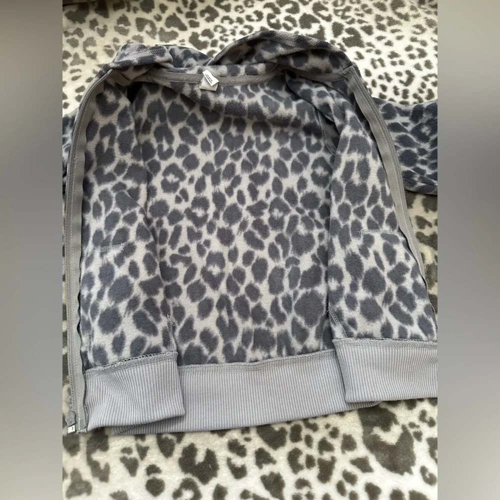 Old Navy Girls Micro Fleece Full Zip Hoodie in Leopard Gray Print Size Small 6 7